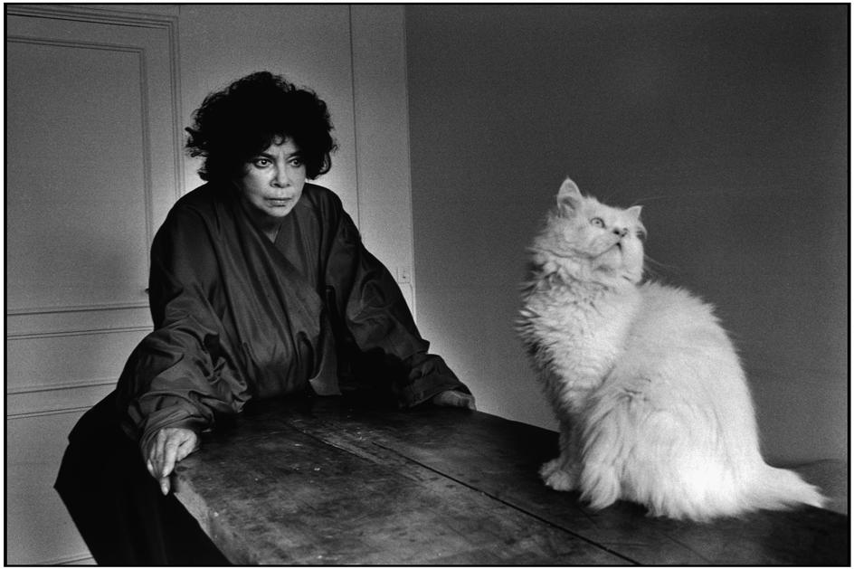 Leonor Fini chez elle, à Paris, photographiée par Martine Franck, 1981 ©