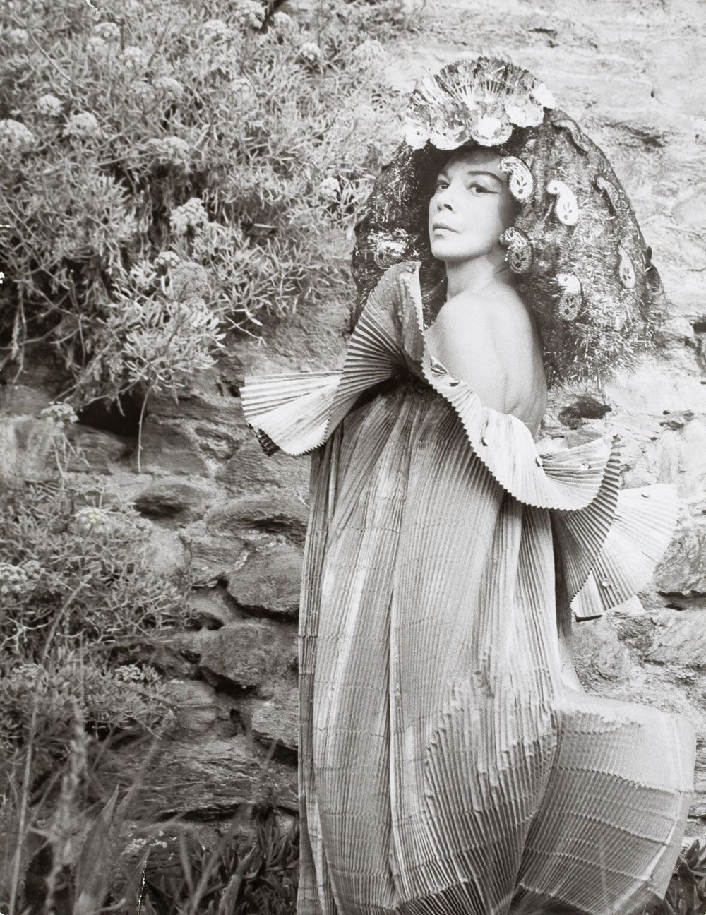 Leonor Fini au monastère de Nonza en Corse, photographiée par Eddy Brofferio, 1965