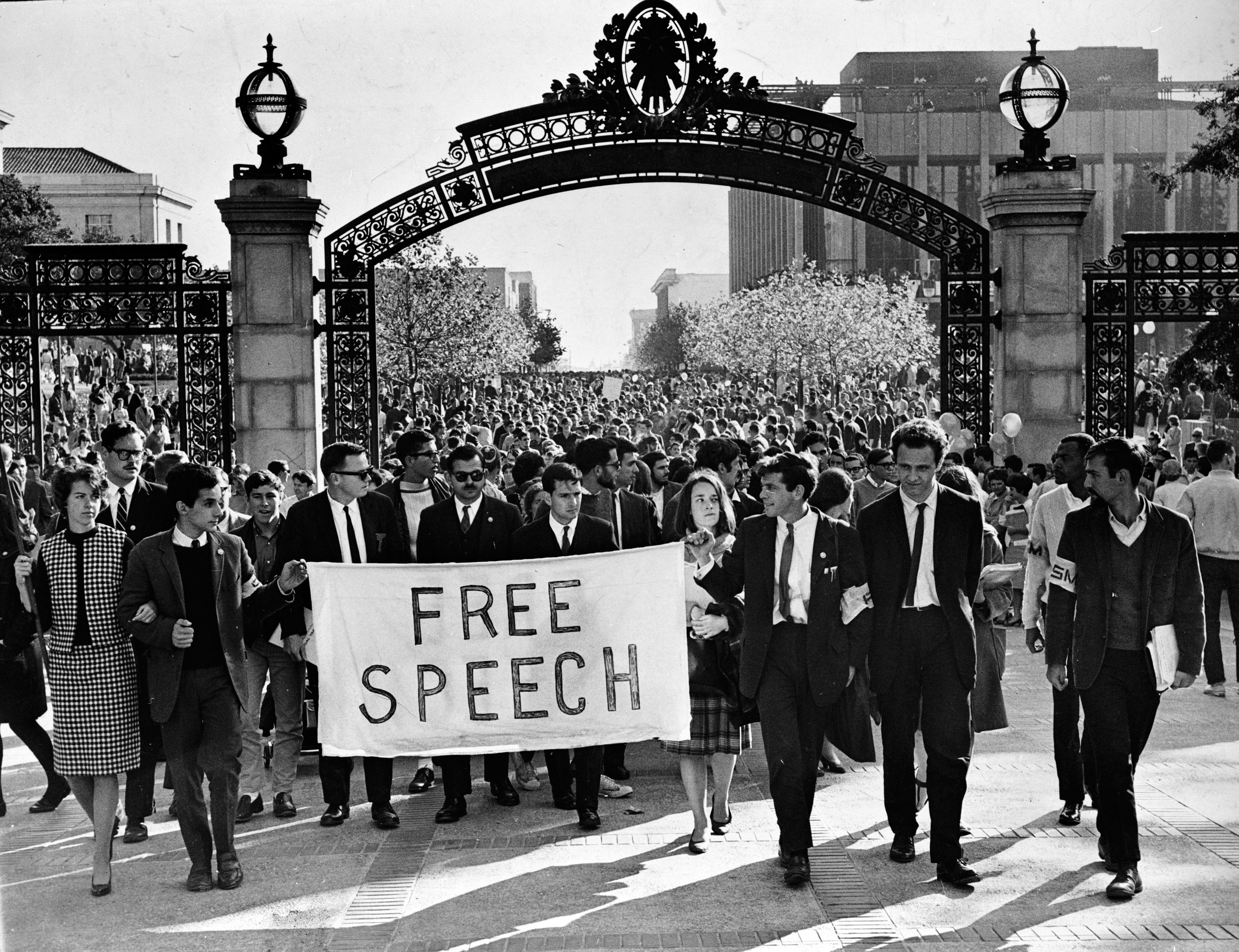 Mario Savio, leader du mouvement pour la liberté d'expression et un groupe de manifestants se dirigeant vers l'université de Berkeley en Californie, 20 novembre 1964 © Chris Kjobech - Collection du Oakland Museum of California / The Oakland Tribune Collection