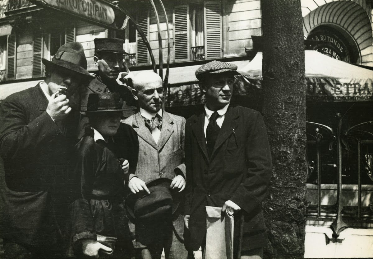 Manuel Ortiz de Zárate, Henri-Pierre Roché (en uniforme), Marie Vassilieff, Max Jacob et Pablo Picasso.